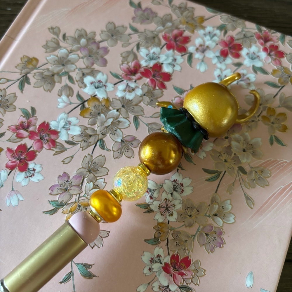 Marvel Doorables: Thor: Loki handmade beaded pen - Picture 2 of 3